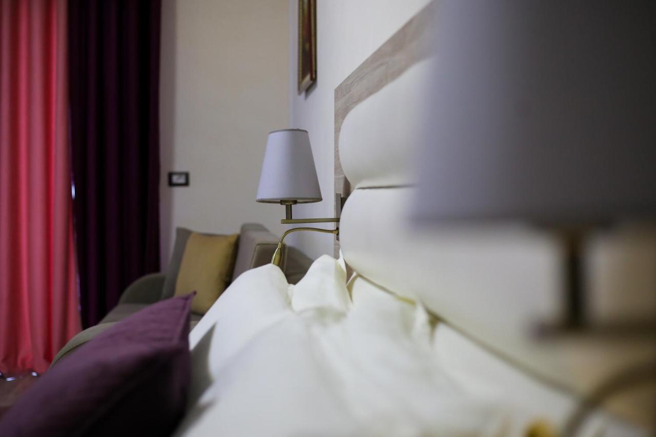 Hotel Vd Roleks Vlorë Rum bild