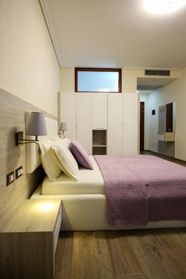 Hotel Vd Roleks Vlorë Rum bild