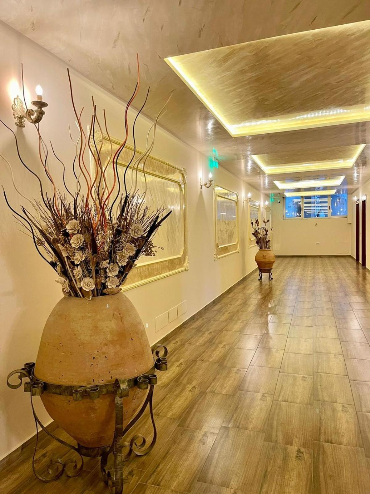 Hotel Vd Roleks Vlorë Exteriör bild
