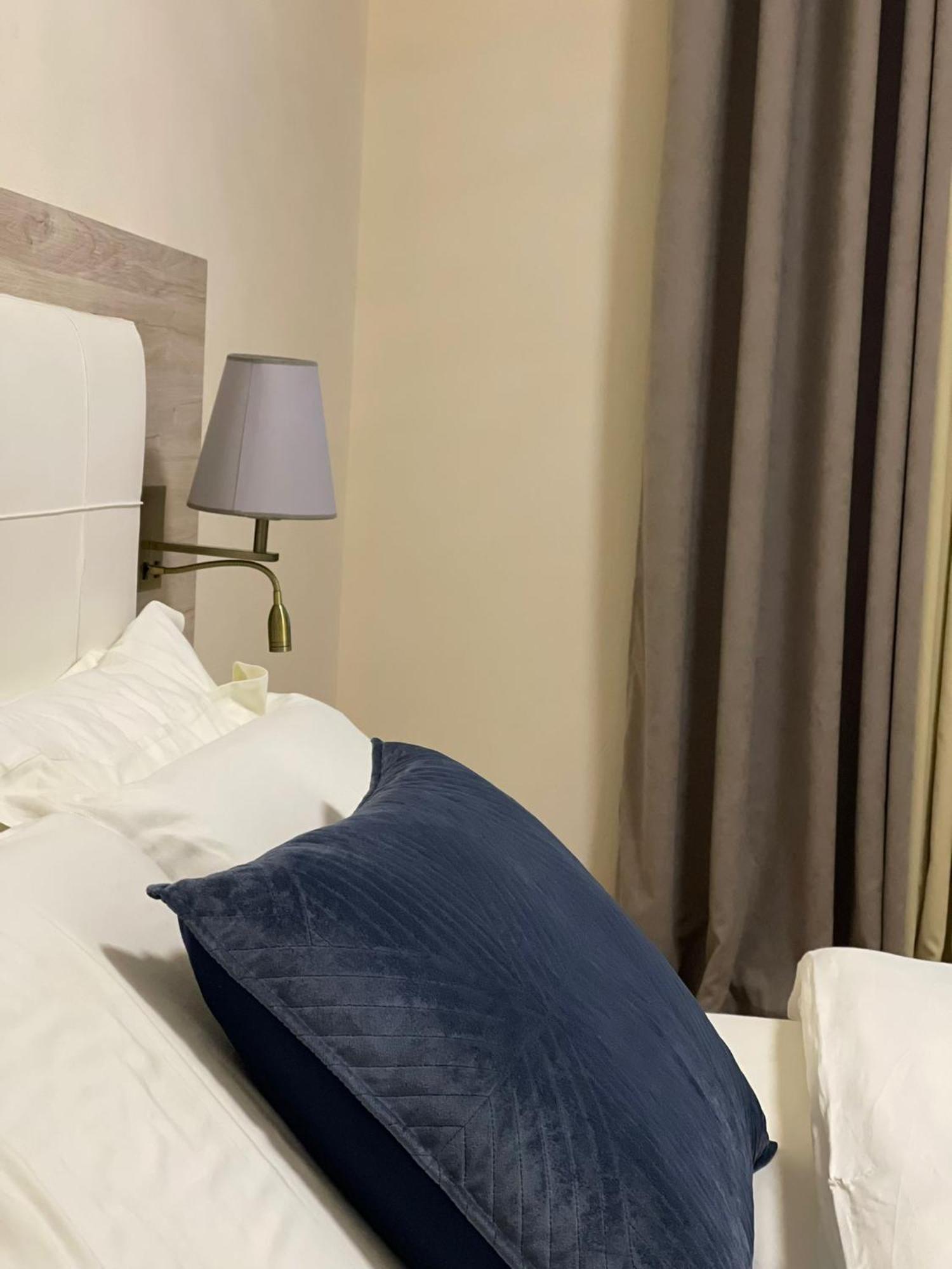 Hotel Vd Roleks Vlorë Exteriör bild