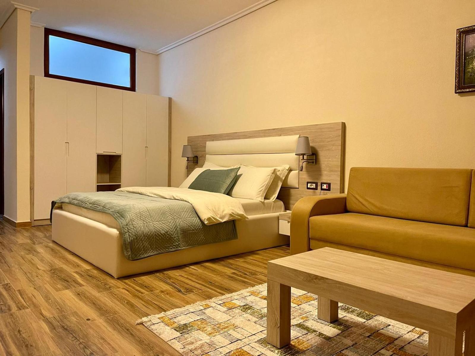 Hotel Vd Roleks Vlorë Exteriör bild