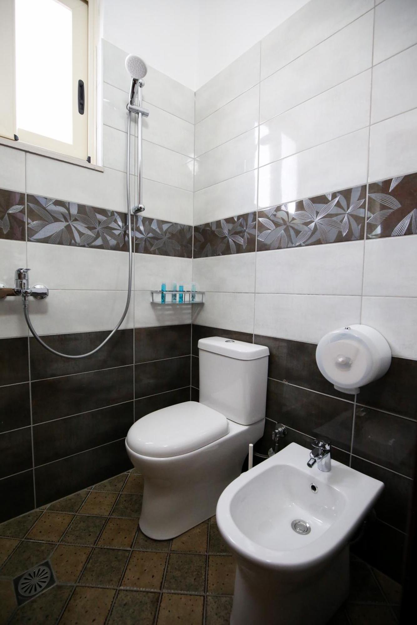 Hotel Vd Roleks Vlorë Exteriör bild